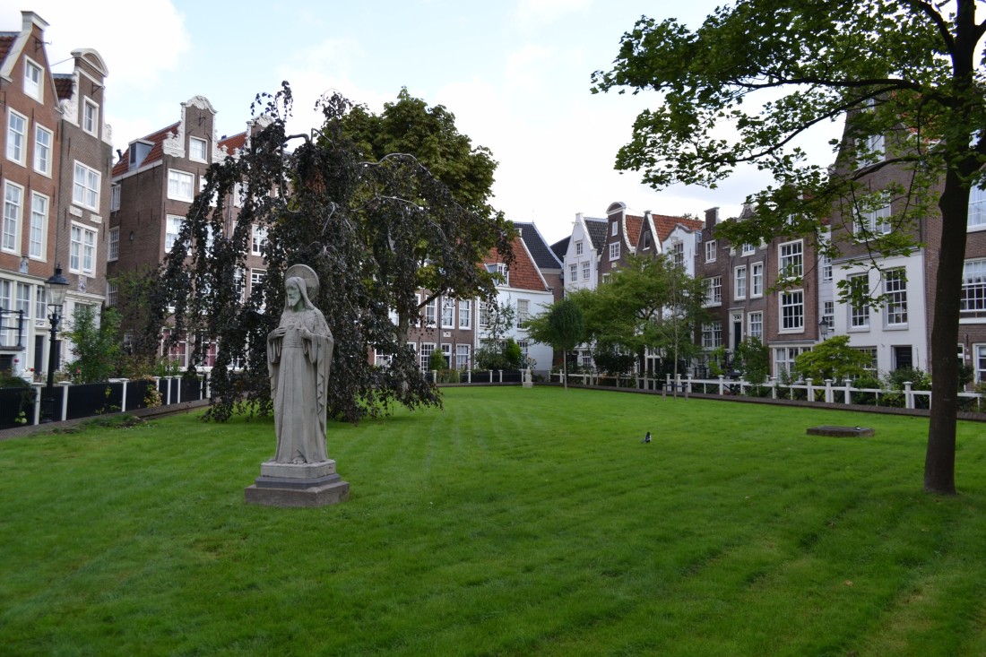 TwoMenAboutTown-netherlands-amsterdam-Beguines-Courtyard